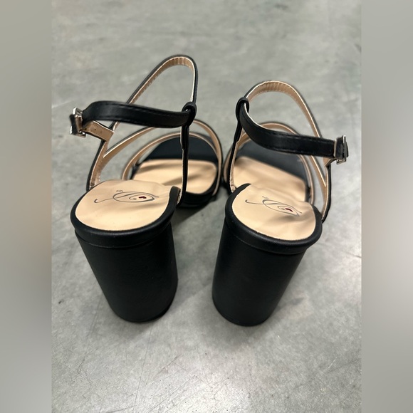 NWT!! BASIC BLACK SQUARE FRONT STRAPPY CHUNKY HEEL - Picture 11 of 12